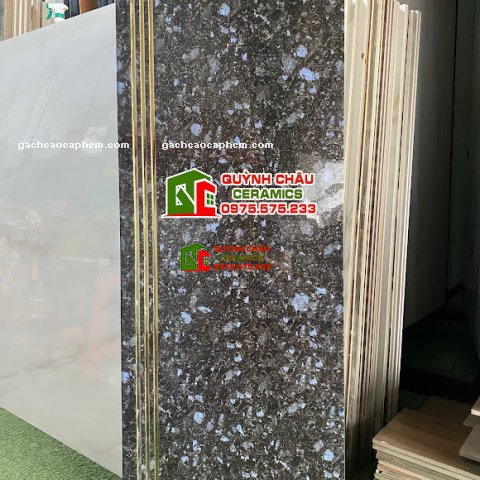 Gạch lát cầu thang 47x120 nhũ vàng đá hoa cương sang trọng