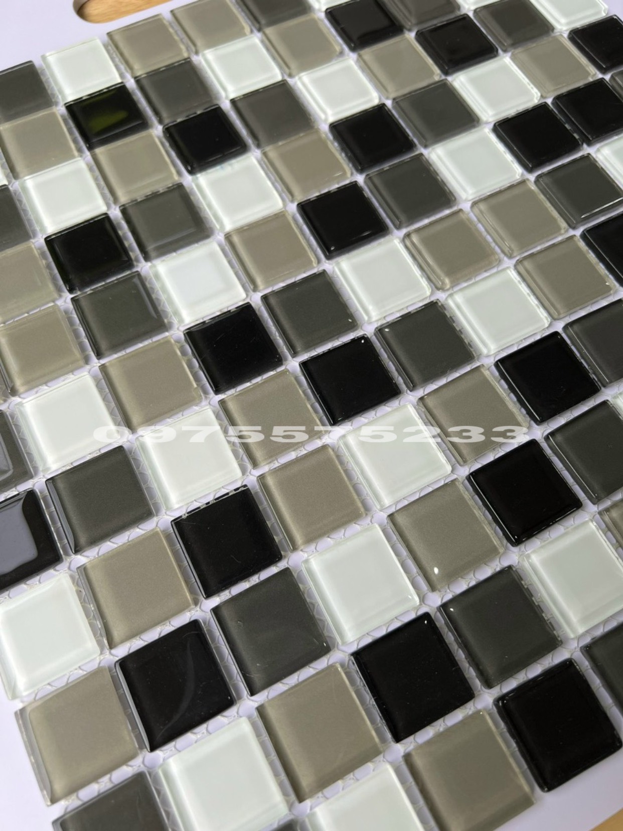 Gạch mosaic 30x30 thủy tinh đen trắng
