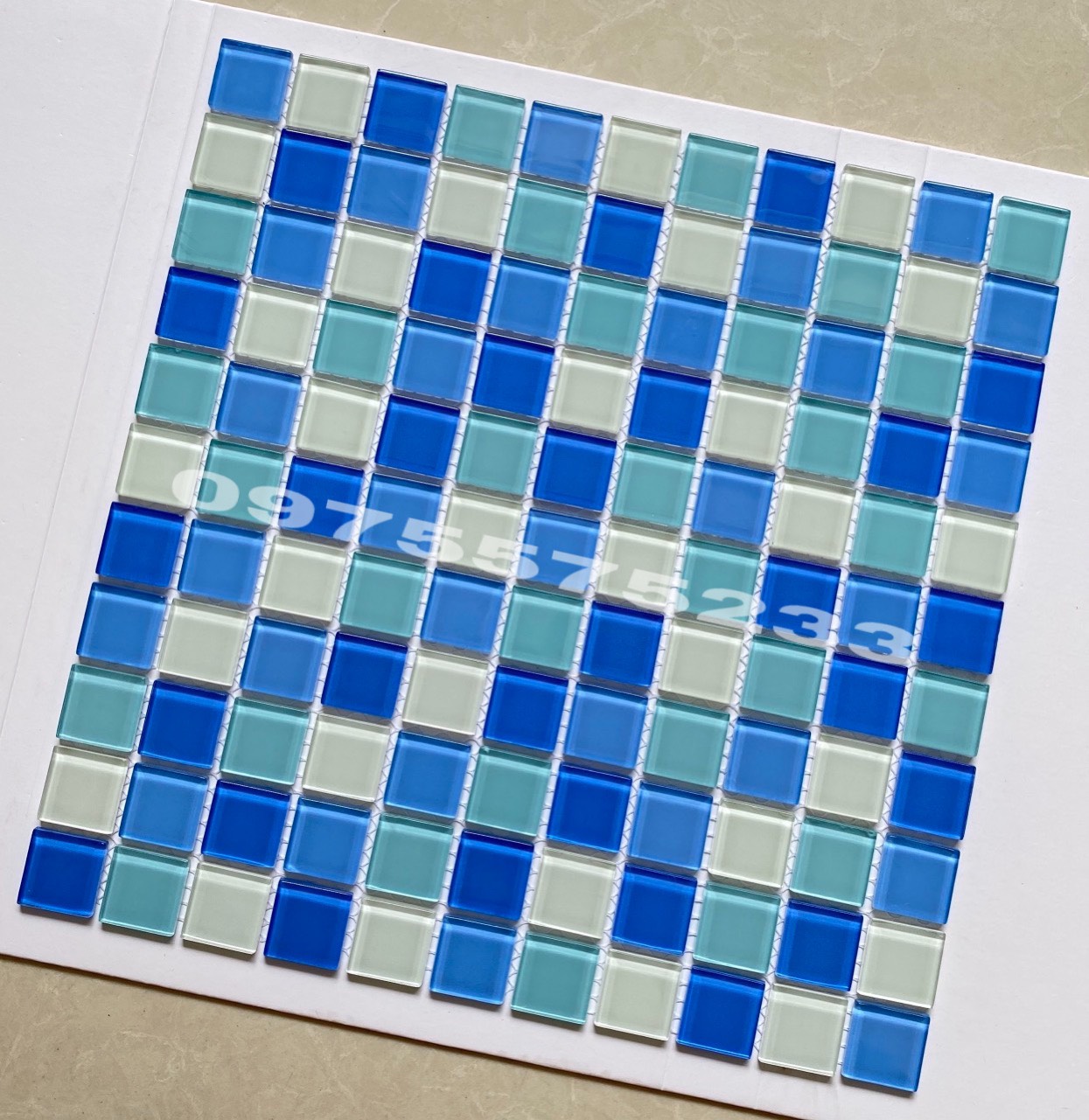 Gạch mosaic thủy tinh bể bơi màu xanh
